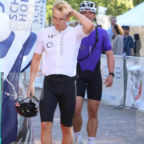 07.09.2025 - 19. Norderstedt Triathlon Zöllner http://msf.ph/oto/8770645 07.09.2025 16:43:15 Ziel 1049, 1544, 1546 meine-sportfotos.de