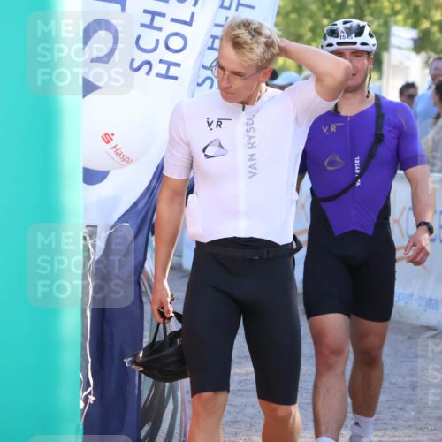 07.09.2025 - 19. Norderstedt Triathlon Zöllner http://msf.ph/oto/8770652 07.09.2025 16:43:15 Ziel 1049, 1544, 1546 meine-sportfotos.de