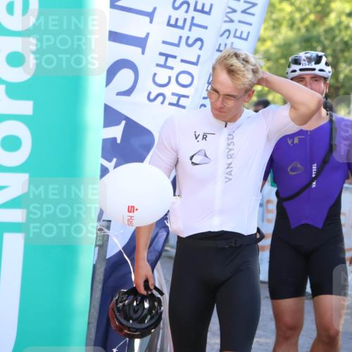 07.09.2025 - 19. Norderstedt Triathlon Zöllner http://msf.ph/oto/8770660 07.09.2025 16:43:15 Ziel 1049, 1544, 1546 meine-sportfotos.de