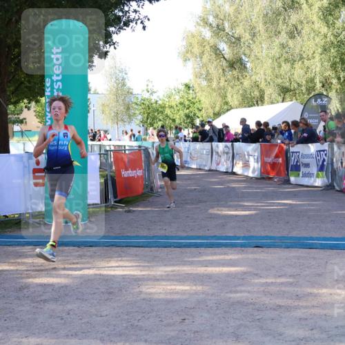 07.09.2025 - 19. Norderstedt Triathlon Zöllner http://msf.ph/oto/8770737 07.09.2025 09:48:02 Ziel 587, 591 meine-sportfotos.de