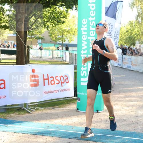 07.09.2025 - 19. Norderstedt Triathlon Zöllner http://msf.ph/oto/8771625 07.09.2025 16:46:25 Ziel 884, 1601 meine-sportfotos.de