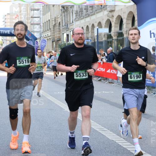 07.09.2025 - BARMER Alsterlauf Strokosch-Dieckow http://msf.ph/oto/8771918 07.09.2025 10:09:46 Ziel 1160, 2082, 2474, 2586, 2632, 2639, 2787, 2805, 2865, 2895, 2907, 3145, 3250, 3470, 3549, 3756, 3757, 3758, 3987, 4058, 4099, 4202, 4291, 4302, 4554, 4622, 4667, 4838, 4893, 4933, 4935, 5176, 5285, 5319, 5652, 5778, 5780, 5816, 5829, 5879, 5893, 5896, 6000, 6159, 8463 meine-sportfotos.de