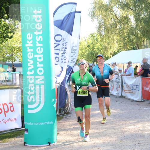 07.09.2025 - 19. Norderstedt Triathlon Zöllner http://msf.ph/oto/8772108 07.09.2025 16:48:00 Ziel 1489, 1623, 1628 meine-sportfotos.de