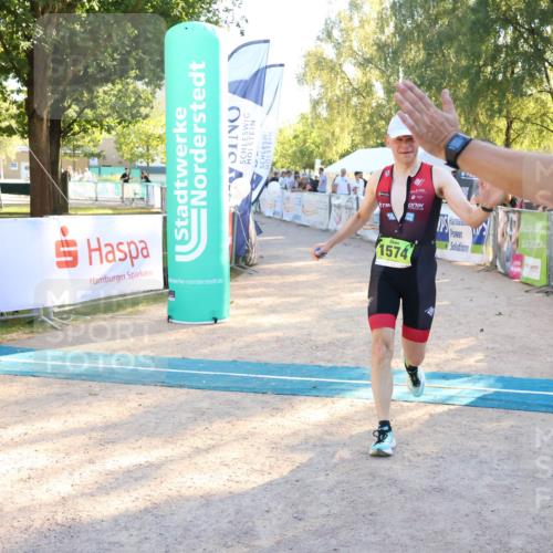 07.09.2025 - 19. Norderstedt Triathlon Zöllner http://msf.ph/oto/8772588 07.09.2025 16:49:39 Ziel 1574 meine-sportfotos.de