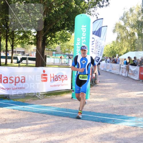 07.09.2025 - 19. Norderstedt Triathlon Zöllner http://msf.ph/oto/8772903 07.09.2025 16:50:52 Ziel 1524, 1547, 1562 meine-sportfotos.de