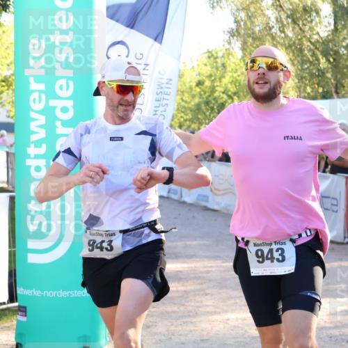 07.09.2025 - 19. Norderstedt Triathlon Zöllner http://msf.ph/oto/8773630 07.09.2025 16:53:18 Ziel 939, 943, 1632 meine-sportfotos.de