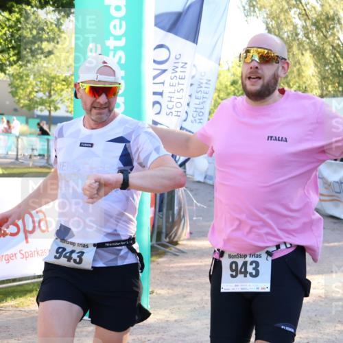 07.09.2025 - 19. Norderstedt Triathlon Zöllner http://msf.ph/oto/8773637 07.09.2025 16:53:18 Ziel 939, 943, 1632 meine-sportfotos.de
