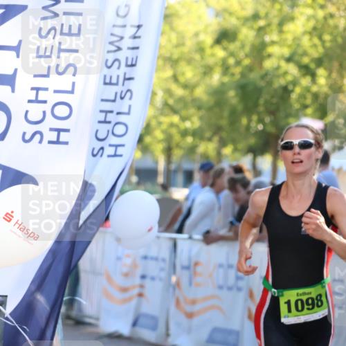 07.09.2025 - 19. Norderstedt Triathlon Zöllner http://msf.ph/oto/8774108 07.09.2025 16:55:43 Ziel 1098, 1102 meine-sportfotos.de