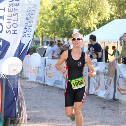 07.09.2025 - 19. Norderstedt Triathlon Zöllner http://msf.ph/oto/8774121 07.09.2025 16:55:44 Ziel 1098, 1102 meine-sportfotos.de