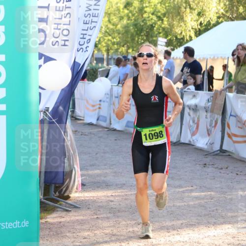 07.09.2025 - 19. Norderstedt Triathlon Zöllner http://msf.ph/oto/8774125 07.09.2025 16:55:44 Ziel 1098, 1102 meine-sportfotos.de