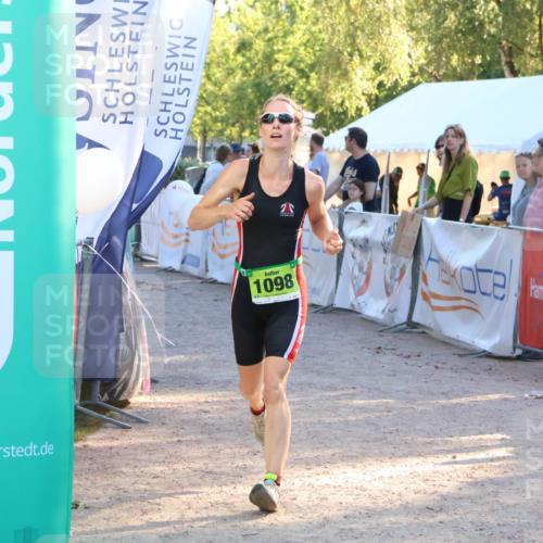 07.09.2025 - 19. Norderstedt Triathlon Zöllner http://msf.ph/oto/8774129 07.09.2025 16:55:45 Ziel 1098, 1102 meine-sportfotos.de