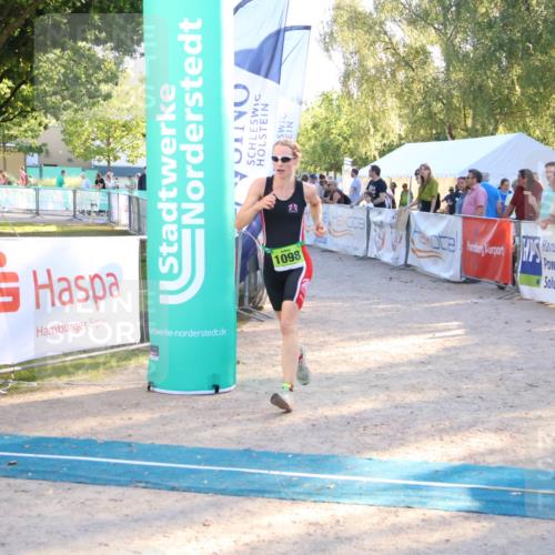 07.09.2025 - 19. Norderstedt Triathlon Zöllner http://msf.ph/oto/8774136 07.09.2025 16:55:45 Ziel 1098, 1102 meine-sportfotos.de