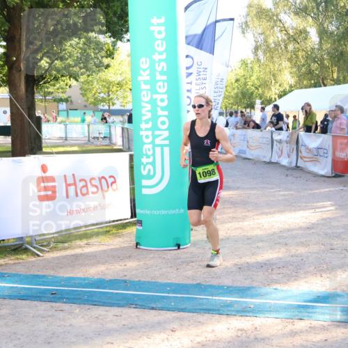 07.09.2025 - 19. Norderstedt Triathlon Zöllner http://msf.ph/oto/8774144 07.09.2025 16:55:45 Ziel 1098, 1102 meine-sportfotos.de