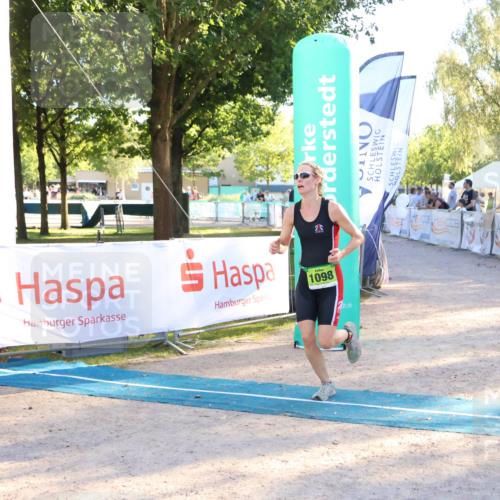 07.09.2025 - 19. Norderstedt Triathlon Zöllner http://msf.ph/oto/8774158 07.09.2025 16:55:46 Ziel 1098, 1102 meine-sportfotos.de