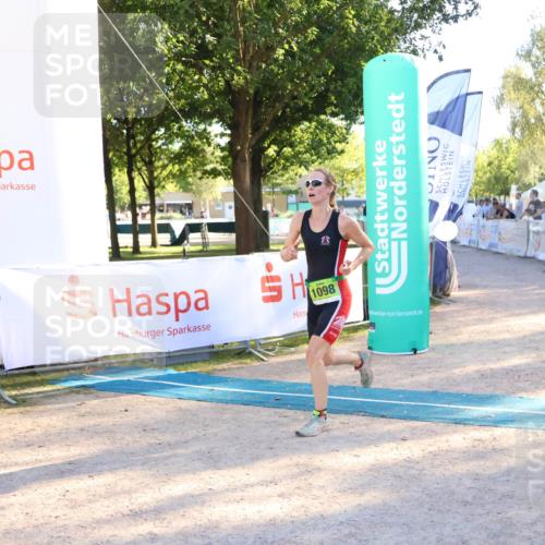 07.09.2025 - 19. Norderstedt Triathlon Zöllner http://msf.ph/oto/8774162 07.09.2025 16:55:46 Ziel 1098, 1102 meine-sportfotos.de