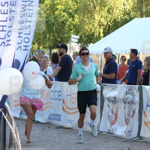07.09.2025 - 19. Norderstedt Triathlon Zöllner http://msf.ph/oto/8774717 07.09.2025 16:58:38 Ziel 953, 956 meine-sportfotos.de