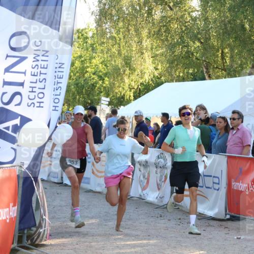 07.09.2025 - 19. Norderstedt Triathlon Zöllner http://msf.ph/oto/8774733 07.09.2025 16:58:39 Ziel 953, 956 meine-sportfotos.de