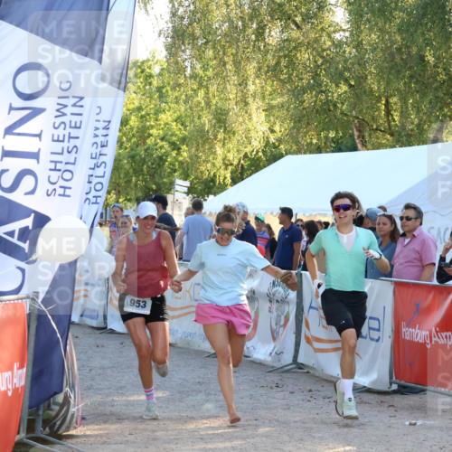 07.09.2025 - 19. Norderstedt Triathlon Zöllner http://msf.ph/oto/8774741 07.09.2025 16:58:39 Ziel 953, 956 meine-sportfotos.de