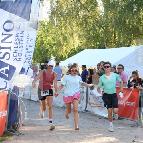 07.09.2025 - 19. Norderstedt Triathlon Zöllner http://msf.ph/oto/8774746 07.09.2025 16:58:39 Ziel 953, 956 meine-sportfotos.de