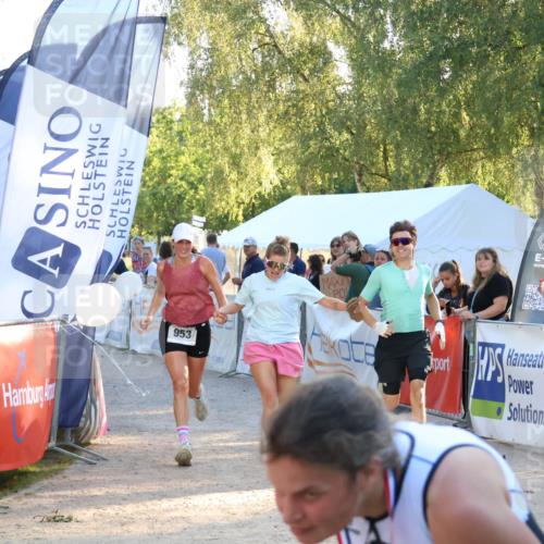 07.09.2025 - 19. Norderstedt Triathlon Zöllner http://msf.ph/oto/8774749 07.09.2025 16:58:40 Ziel 953, 956 meine-sportfotos.de