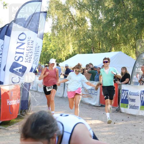 07.09.2025 - 19. Norderstedt Triathlon Zöllner http://msf.ph/oto/8774756 07.09.2025 16:58:40 Ziel 953, 956 meine-sportfotos.de
