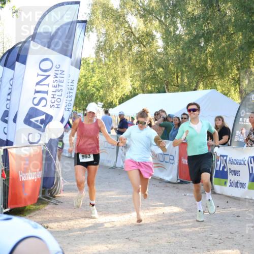 07.09.2025 - 19. Norderstedt Triathlon Zöllner http://msf.ph/oto/8774768 07.09.2025 16:58:40 Ziel 953, 956 meine-sportfotos.de
