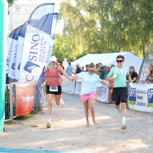 07.09.2025 - 19. Norderstedt Triathlon Zöllner http://msf.ph/oto/8774770 07.09.2025 16:58:40 Ziel 953, 956 meine-sportfotos.de