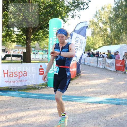 07.09.2025 - 19. Norderstedt Triathlon Zöllner http://msf.ph/oto/8775006 07.09.2025 16:59:29 Ziel 882 meine-sportfotos.de
