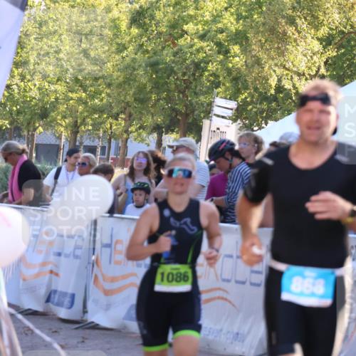 07.09.2025 - 19. Norderstedt Triathlon Zöllner http://msf.ph/oto/8775769 07.09.2025 17:03:03 Ziel 868, 1086 meine-sportfotos.de