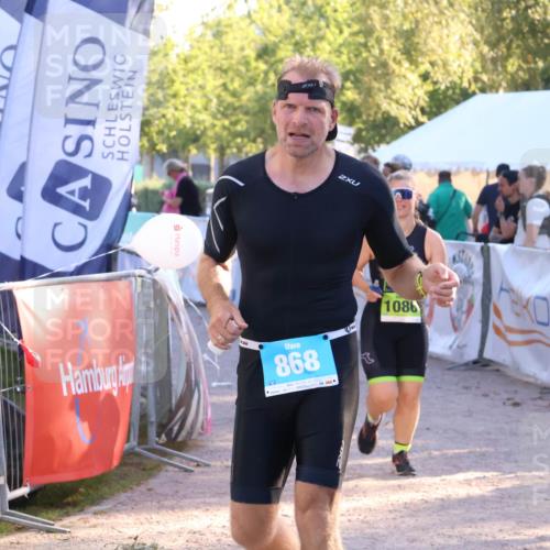 07.09.2025 - 19. Norderstedt Triathlon Zöllner http://msf.ph/oto/8775798 07.09.2025 17:03:05 Ziel 868, 1086 meine-sportfotos.de