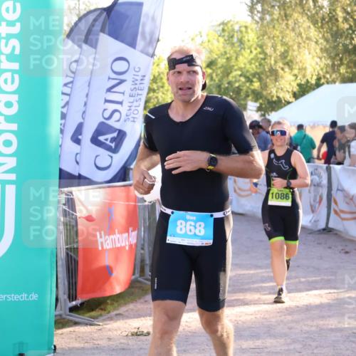 07.09.2025 - 19. Norderstedt Triathlon Zöllner http://msf.ph/oto/8775801 07.09.2025 17:03:06 Ziel 868, 1086 meine-sportfotos.de