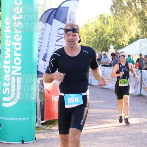 07.09.2025 - 19. Norderstedt Triathlon Zöllner http://msf.ph/oto/8775804 07.09.2025 17:03:06 Ziel 868, 1086 meine-sportfotos.de