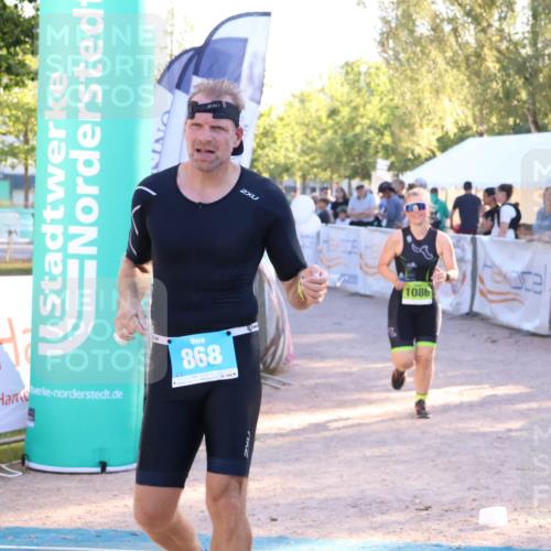 07.09.2025 - 19. Norderstedt Triathlon Zöllner http://msf.ph/oto/8775811 07.09.2025 17:03:06 Ziel 868, 1086 meine-sportfotos.de