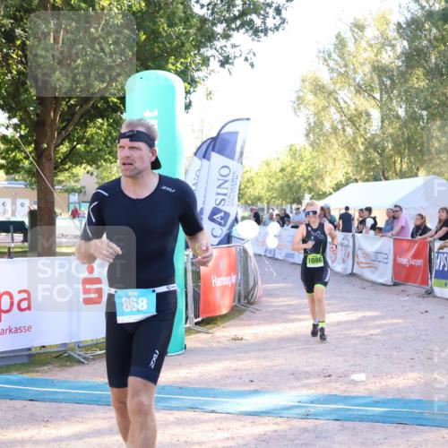 07.09.2025 - 19. Norderstedt Triathlon Zöllner http://msf.ph/oto/8775814 07.09.2025 17:03:07 Ziel 868, 1086 meine-sportfotos.de