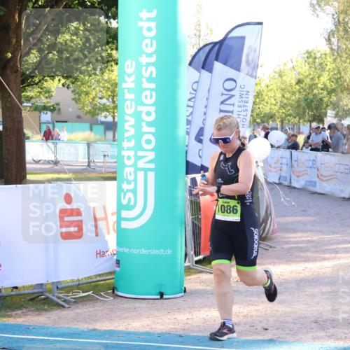 07.09.2025 - 19. Norderstedt Triathlon Zöllner http://msf.ph/oto/8775841 07.09.2025 17:03:08 Ziel 868, 1086 meine-sportfotos.de