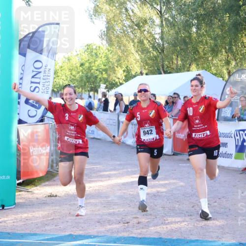 07.09.2025 - 19. Norderstedt Triathlon Zöllner http://msf.ph/oto/8775906 07.09.2025 17:04:11 Ziel 942 meine-sportfotos.de