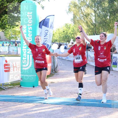 07.09.2025 - 19. Norderstedt Triathlon Zöllner http://msf.ph/oto/8775915 07.09.2025 17:04:12 Ziel 942 meine-sportfotos.de
