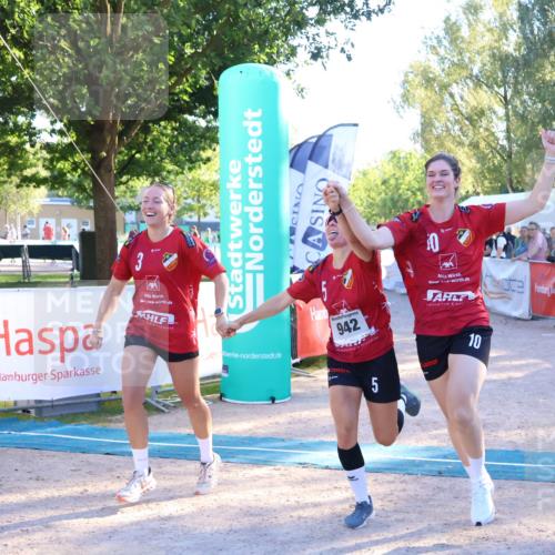 07.09.2025 - 19. Norderstedt Triathlon Zöllner http://msf.ph/oto/8775919 07.09.2025 17:04:12 Ziel 942 meine-sportfotos.de