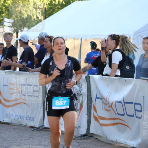 07.09.2025 - 19. Norderstedt Triathlon Zöllner http://msf.ph/oto/8775949 07.09.2025 17:05:51 Ziel 885, 887 meine-sportfotos.de