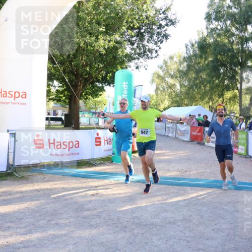 07.09.2025 - 19. Norderstedt Triathlon Zöllner http://msf.ph/oto/8776530 07.09.2025 17:09:06 Ziel 947 meine-sportfotos.de