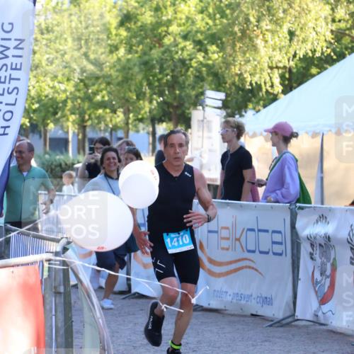 07.09.2025 - 19. Norderstedt Triathlon Zöllner http://msf.ph/oto/8776586 07.09.2025 17:11:01 Ziel 408, 1410 meine-sportfotos.de