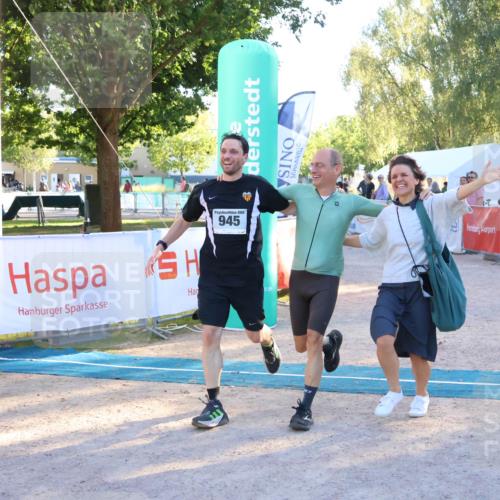 07.09.2025 - 19. Norderstedt Triathlon Zöllner http://msf.ph/oto/8776700 07.09.2025 17:11:08 Ziel 408, 945, 1410 meine-sportfotos.de