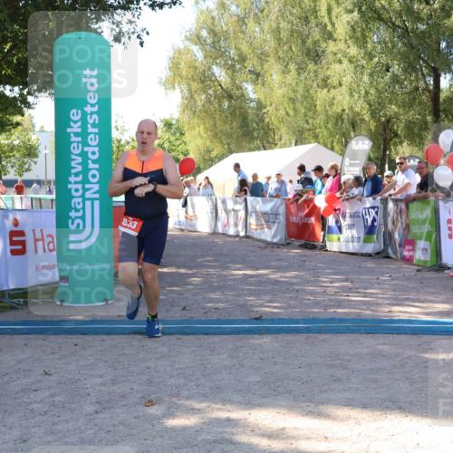 07.09.2025 - 19. Norderstedt Triathlon Zöllner http://msf.ph/oto/8776810 07.09.2025 12:05:41 Ziel 833, 834 meine-sportfotos.de