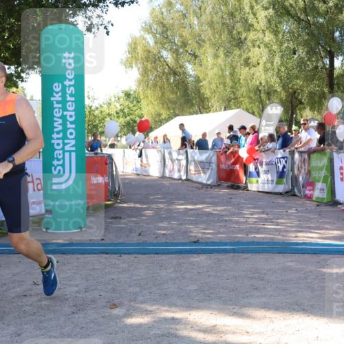 07.09.2025 - 19. Norderstedt Triathlon Zöllner http://msf.ph/oto/8776829 07.09.2025 12:05:42 Ziel 833, 834 meine-sportfotos.de