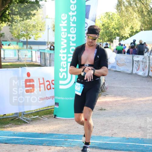07.09.2025 - 19. Norderstedt Triathlon Zöllner http://msf.ph/oto/8776831 07.09.2025 17:11:46 Ziel 866 meine-sportfotos.de