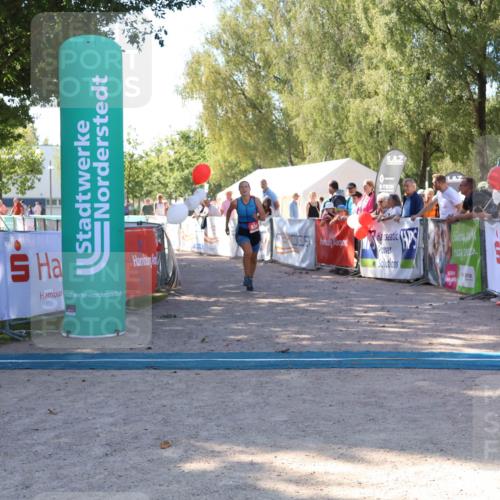 07.09.2025 - 19. Norderstedt Triathlon Zöllner http://msf.ph/oto/8776832 07.09.2025 12:05:44 Ziel 833, 834 meine-sportfotos.de