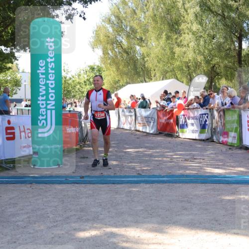 07.09.2025 - 19. Norderstedt Triathlon Zöllner http://msf.ph/oto/8777095 07.09.2025 12:08:46 Ziel 1210, 1236 meine-sportfotos.de