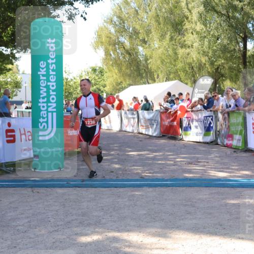 07.09.2025 - 19. Norderstedt Triathlon Zöllner http://msf.ph/oto/8777099 07.09.2025 12:08:46 Ziel 1210, 1236 meine-sportfotos.de