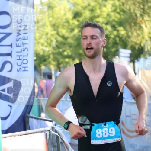 07.09.2025 - 19. Norderstedt Triathlon Zöllner http://msf.ph/oto/8777167 07.09.2025 17:13:29 Ziel 889 meine-sportfotos.de