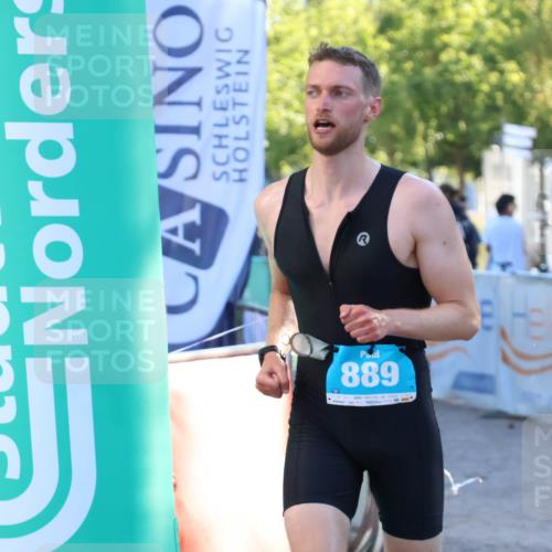 07.09.2025 - 19. Norderstedt Triathlon Zöllner http://msf.ph/oto/8777174 07.09.2025 17:13:29 Ziel 889 meine-sportfotos.de